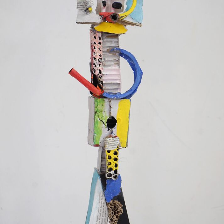 Menno Fahl, Papierfigur, 2024, Papier, bemalt, 55x15x10 cm